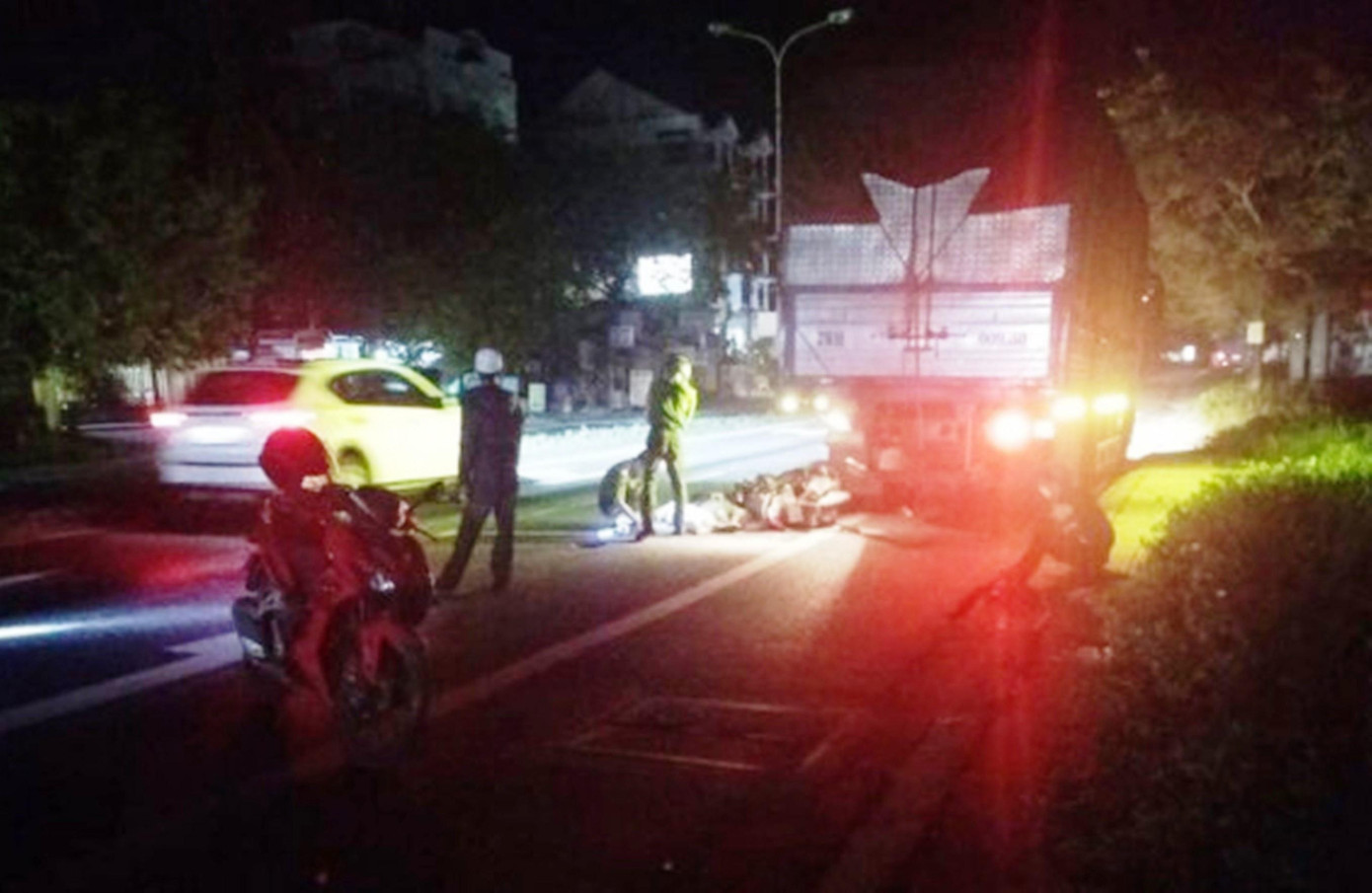 Lực lượng công an kiểm tra hiện trường vụ TNGT giữa xe gắn máy và ô tô làm hai người tử vong tại chỗ. Ảnh: CTV