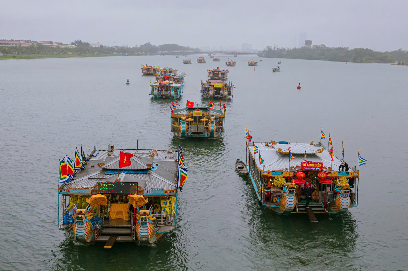 Sau khi hoàn tất các nghi lễ tại đây, đoàn tiếp tục di chuyển bằng thuyền trên sông Hương, tiến về điện Huệ Nam (phường Long Hồ, quận Phú Xuân) để thực hiện các nghi thức truyền thống, khép lại một sự kiện mang nhiều ý nghĩa trong đời sống văn hóa tín ngưỡng của người dân xứ Huế và cộng đồng thánh môn đệ tử thờ Mẫu. Ảnh: TTBTDTCĐ Huế.