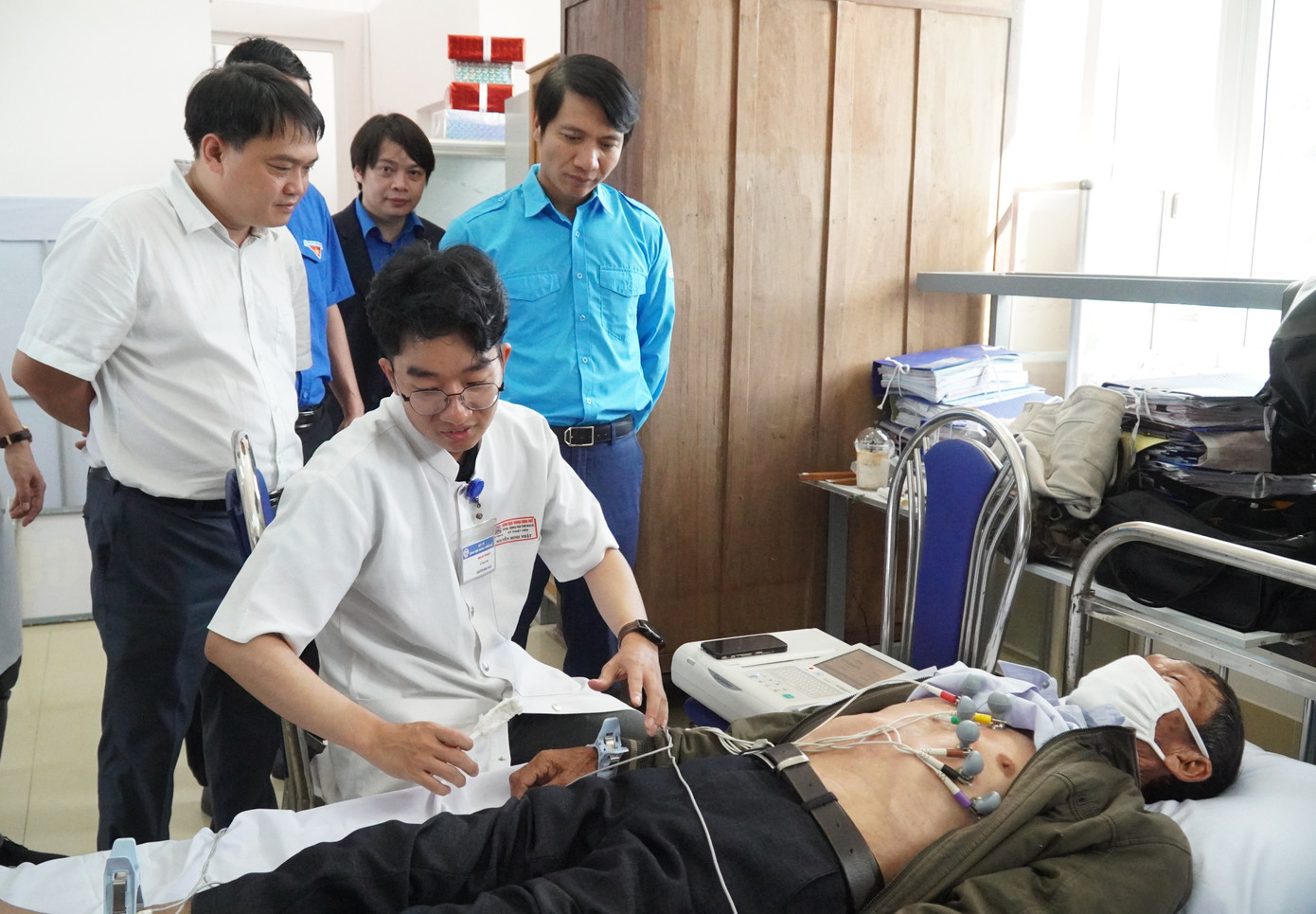 Thăm hỏi người dân được các bác sĩ kiểm tra sức khỏe tại chương trình tư vấn, khám bệnh “Chuyển đổi số vì sức khỏe phổi”.