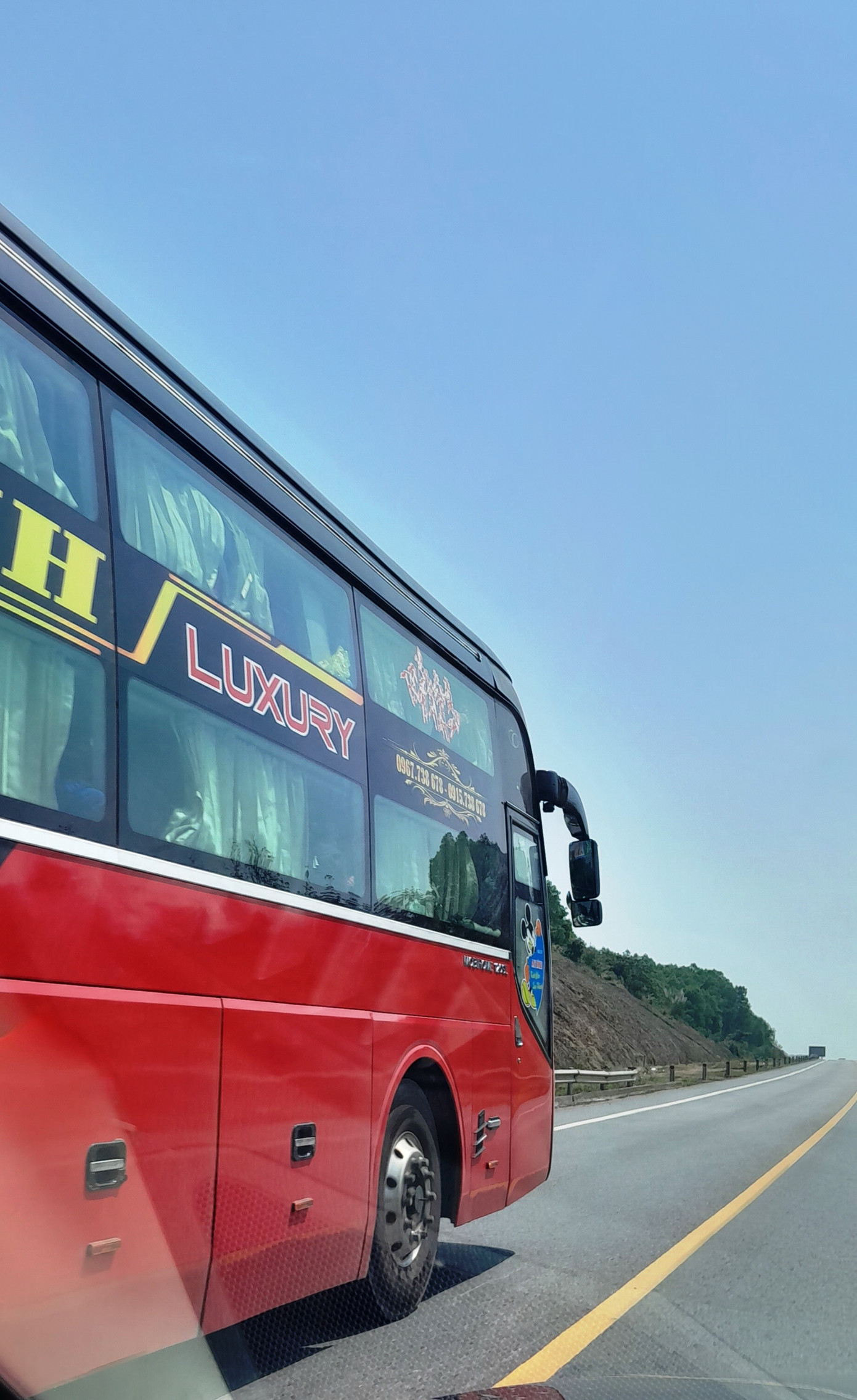 Xe khách giường nằm, chở theo rất nhiều người, là loại phương tiện thường vượt ẩu, chạy lấn làn gây nguy hiểm cho các ô tô lưu thông trên tuyến cao tốc Cam Lộ - La Sơn.