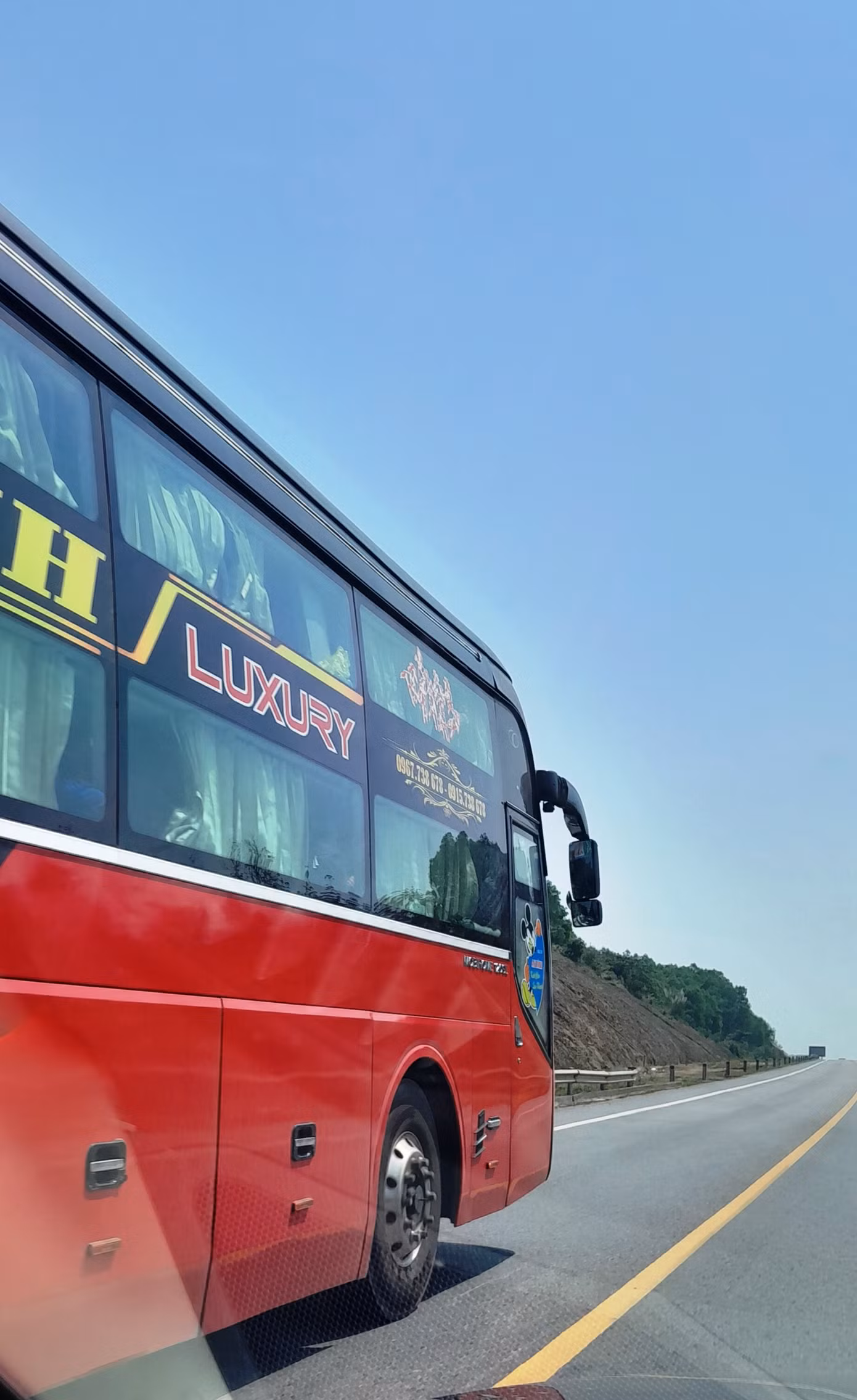 Xe khách giường nằm, chở theo rất nhiều người, là loại phương tiện thường vượt ẩu, chạy lấn làn gây nguy hiểm cho các ô tô lưu thông trên tuyến cao tốc Cam Lộ - La Sơn.