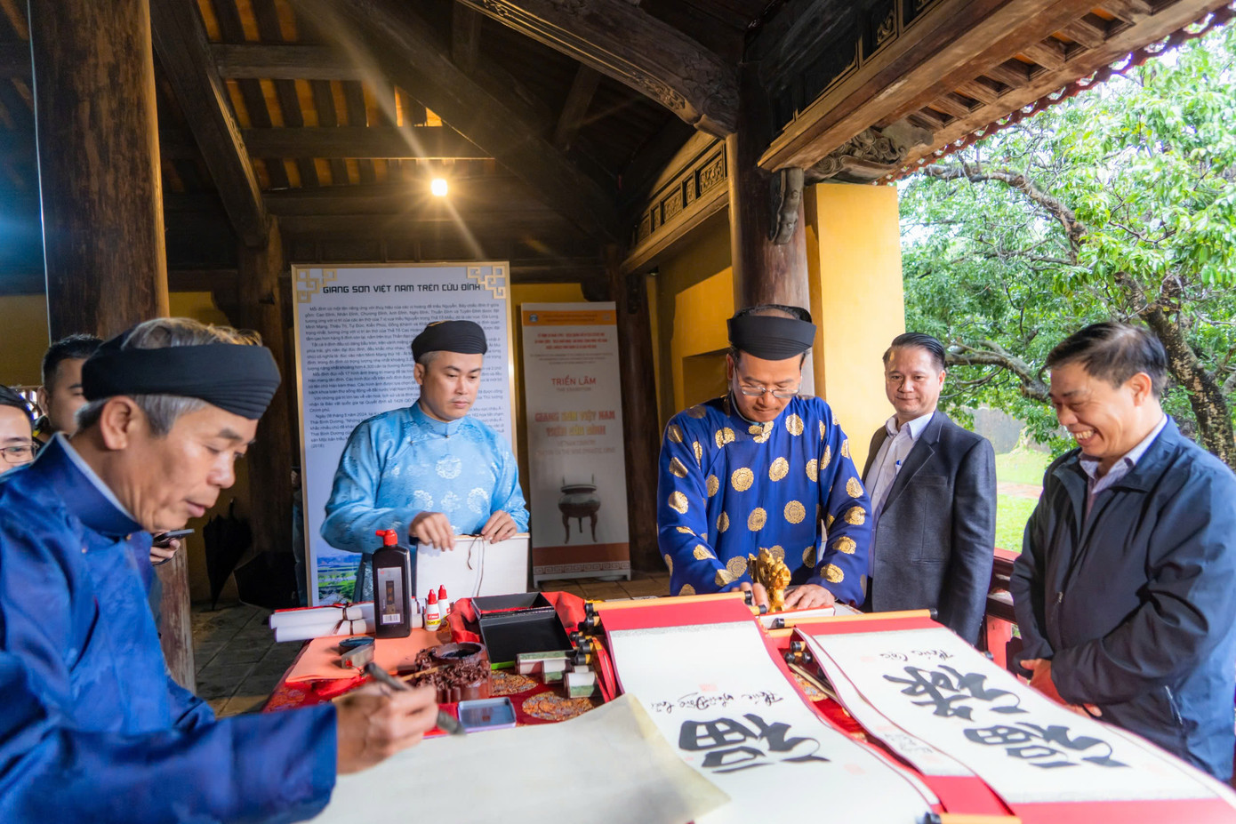 Năm nay, thời tiết trong ngày lễ hạ nêu diễn ra không thuận lợi, trời mưa to, rét. Tuy nhiên, du khách, người dân vẫn vào tham quan Đại nội Huế để trải nghiệm nghi thức cổ xưa và được tặng chữ. Năm nay, thời tiết trong ngày lễ hạ nêu diễn ra không thuận lợi, trời mưa to, rét. Tuy nhiên, du khách, người dân vẫn vào tham quan Đại nội Huế để trải nghiệm nghi thức cổ xưa và được tặng chữ.