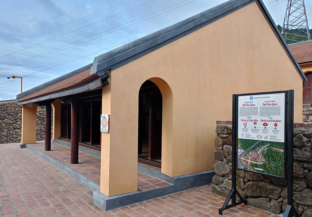 Điểm check-in bằng công nghệ NFC tại di tích Hải Vân quan phục vụ trải nghiệm mới cho du khách.