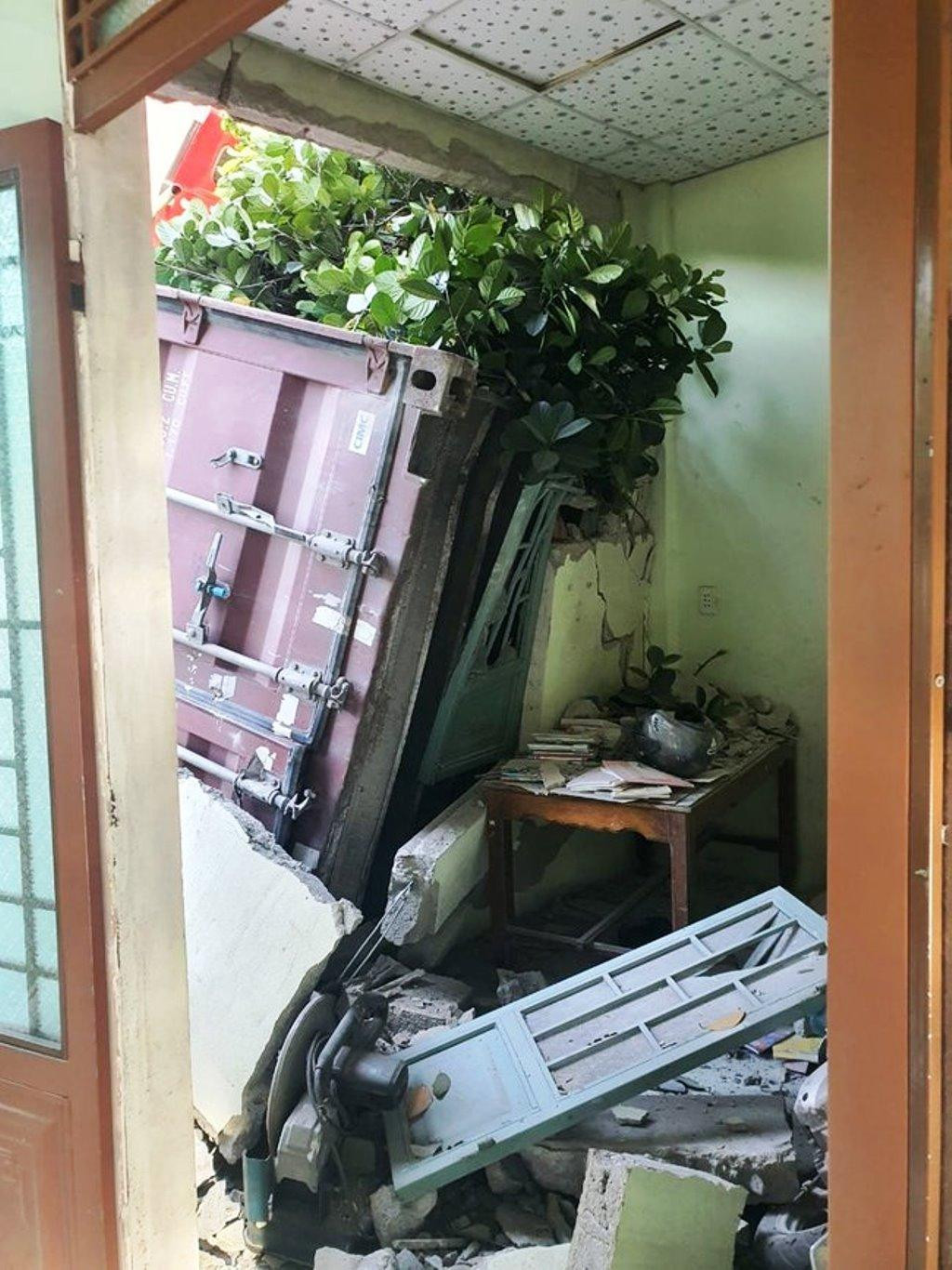 Thùng container nặng hàng tấn lao từ trên cao xuống đâm sập tường một ngôi nhà dân ven Quốc lộ 1 tại Phú Lộc, TT-Huế. Ảnh: CTV Thùng container nặng hàng tấn lao từ trên cao xuống đâm sập tường một ngôi nhà dân ven Quốc lộ 1 tại Phú Lộc, TT-Huế. Ảnh: CTV
