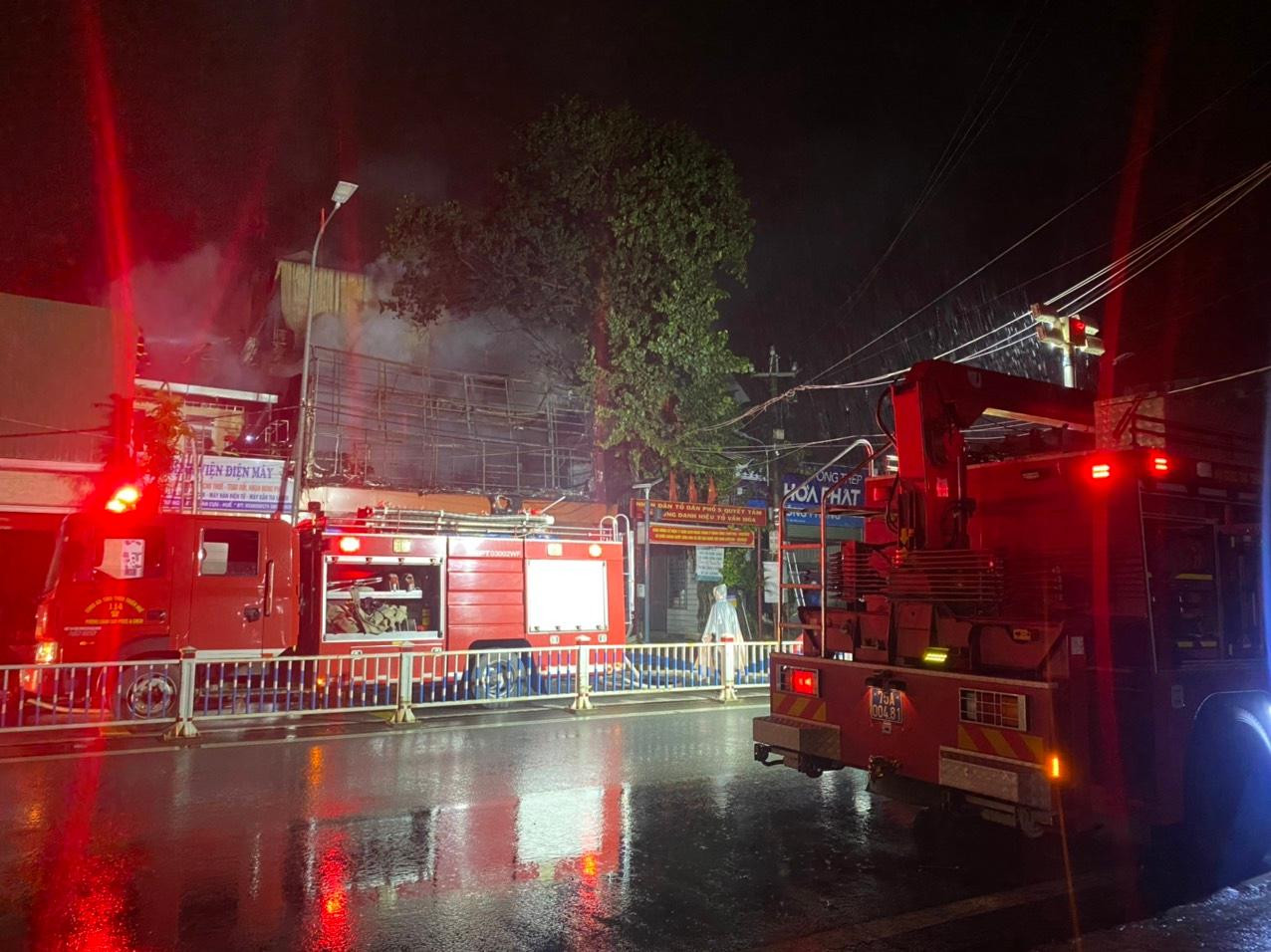 Phòng Cảnh sát PCCC và Cứu nạn, cứu hộ Công an tỉnh TT-Huế đã huy động nhiều xe chữa cháy, thiết bị chuyên dụng cùng hàng chục cán bộ, chiến sĩ đến hiện trường để khống chế hỏa hoạn. Phòng Cảnh sát PCCC và Cứu nạn, cứu hộ Công an tỉnh TT-Huế đã huy động nhiều xe chữa cháy, thiết bị chuyên dụng cùng hàng chục cán bộ, chiến sĩ đến hiện trường để khống chế hỏa hoạn.