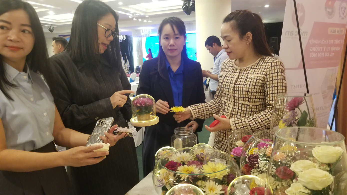 Giới thiệu sản phẩm khởi nghiệp của người trẻ tại diễn đàn.