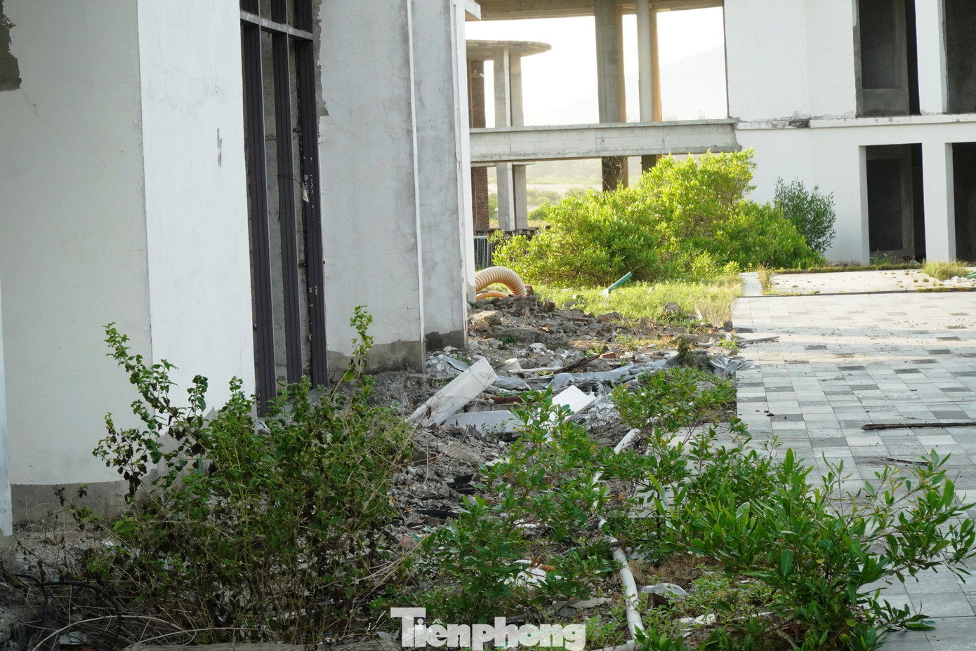 Theo lý giải từ Ban Quản lý khu Kinh tế - Công nghiệp tỉnh TT-Huế, chủ đầu tư các dự án khu du lịch, nghỉ dưỡng cao cấp kể trên đều gặp khó khăn về nguồn vốn do ảnh hưởng của đại dịch COVID-19 và các vấn đề liên quan kinh tế thế giới, nên việc triển khai không đảm bảo tiến độ cam kết.