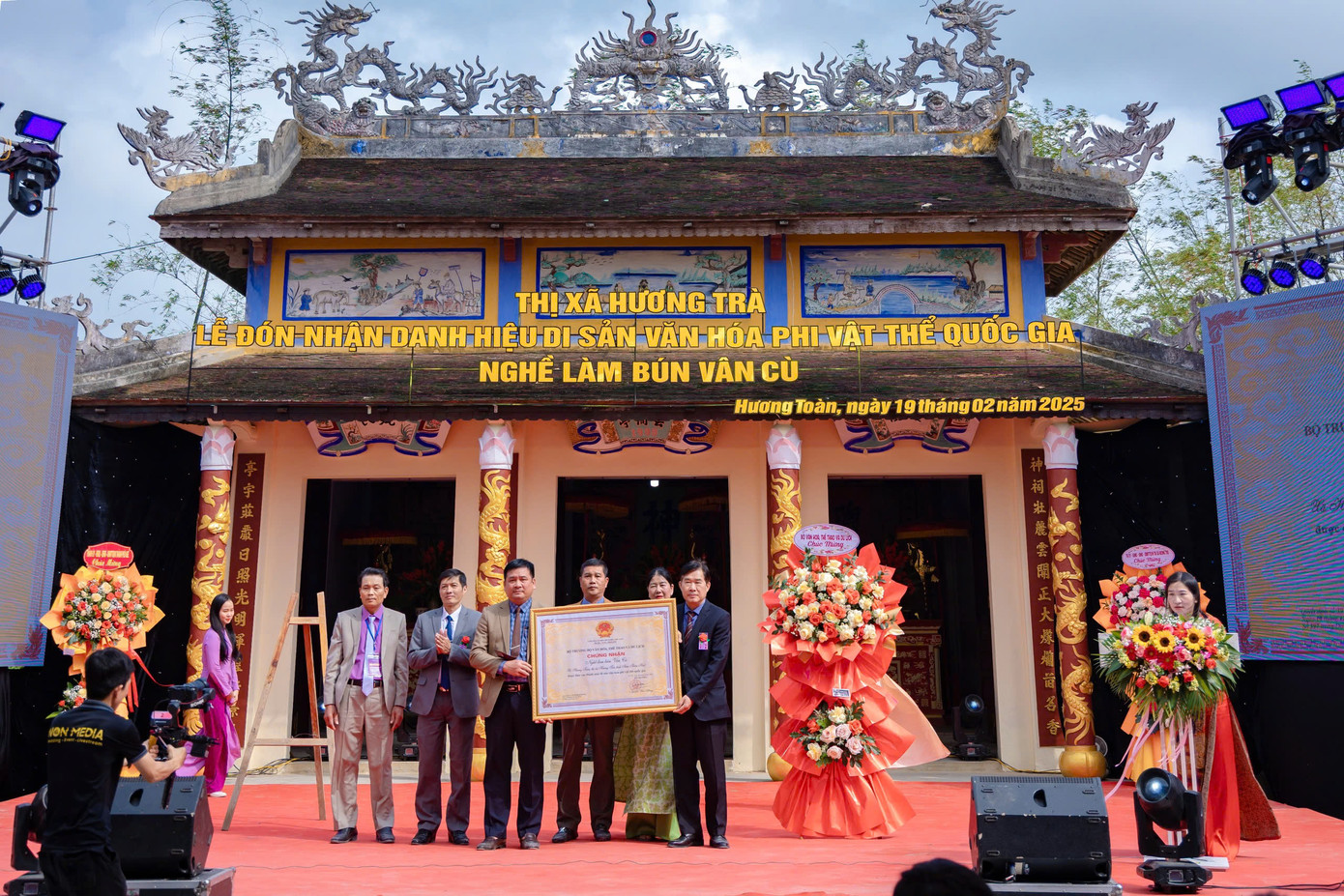 Ngày 19/2, tại thôn Vân Cù - Nam Thanh, xã Hương Toàn, UBND thị xã Hương Trà (TP Huế) long trọng tổ chức lễ đón nhận bằng công nhận nghề làm bún Vân Cù là Di sản văn hóa phi vật thể quốc gia. Ảnh: Đình Hoàng