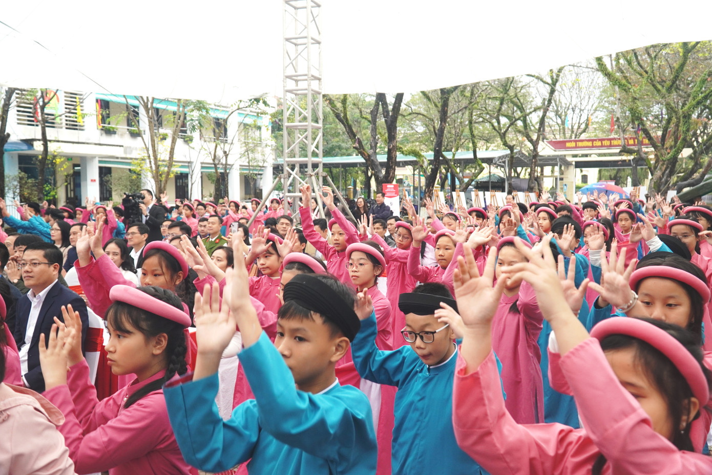 Thiếu nhi Huế hào hứng với cuộc thi "Bác Hồ với thiếu nhi - Thiếu nhi với Bác Hồ". Thiếu nhi Huế hào hứng với cuộc thi "Bác Hồ với thiếu nhi - Thiếu nhi với Bác Hồ".