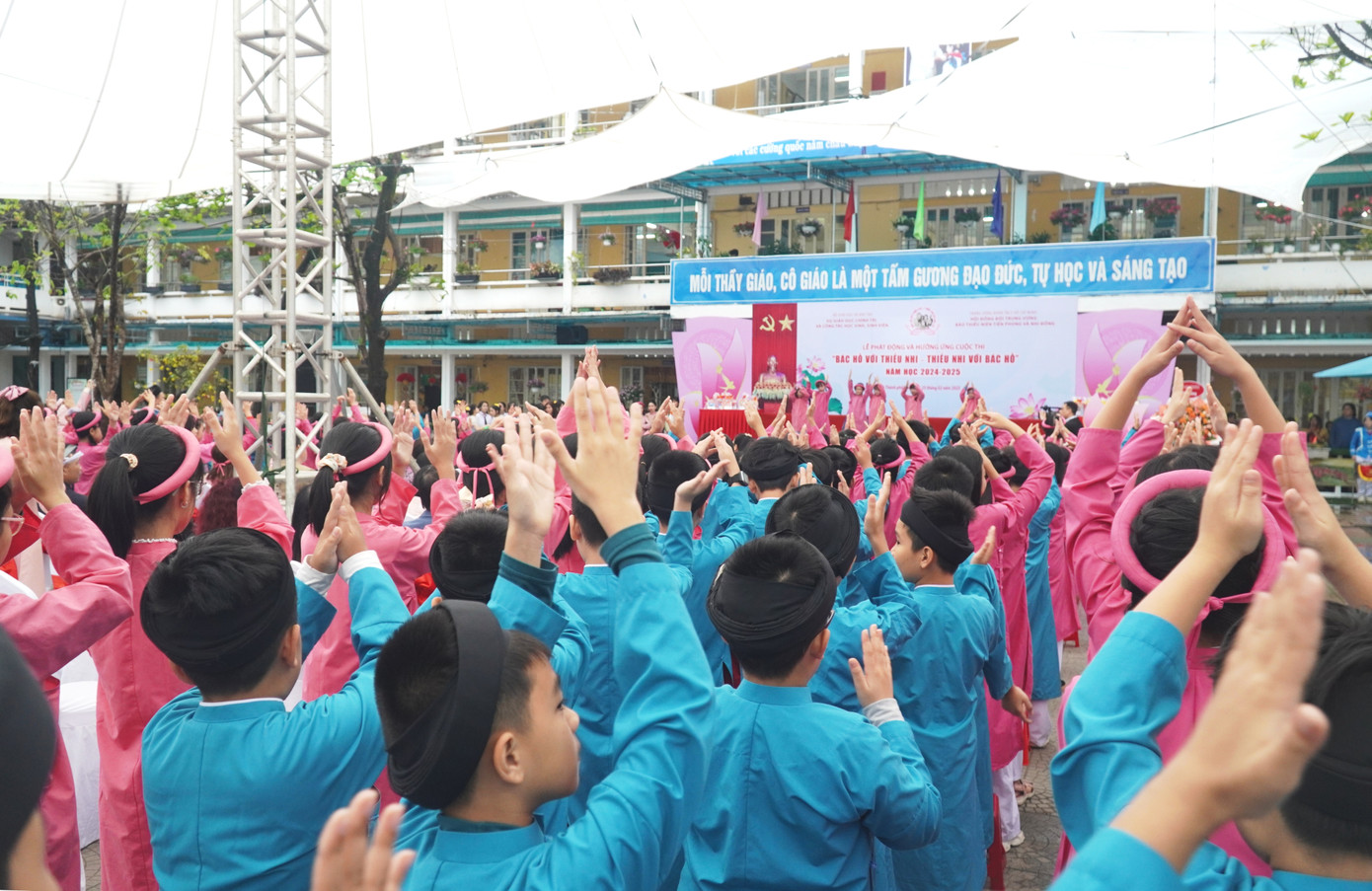 Thiếu nhi Huế hào hứng với cuộc thi "Bác Hồ với thiếu nhi - Thiếu nhi với Bác Hồ". Thiếu nhi Huế hào hứng với cuộc thi "Bác Hồ với thiếu nhi - Thiếu nhi với Bác Hồ".