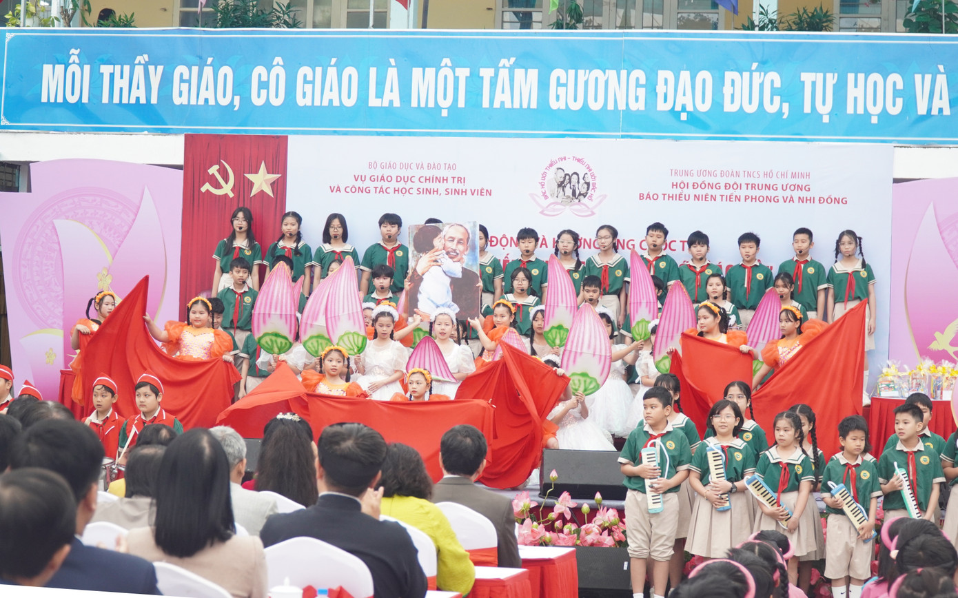 Hoạt động văn nghệ sôi nổi của học sinh Trường tiểu học Quang Trung (Huế) nhân lễ phát động cuộc thi "Bác Hồ với thiếu nhi - Thiếu nhi với Bác Hồ" năm học 2024 - 2025. Hoạt động văn nghệ sôi nổi của học sinh Trường tiểu học Quang Trung (Huế) nhân lễ phát động cuộc thi "Bác Hồ với thiếu nhi - Thiếu nhi với Bác Hồ" năm học 2024 - 2025.