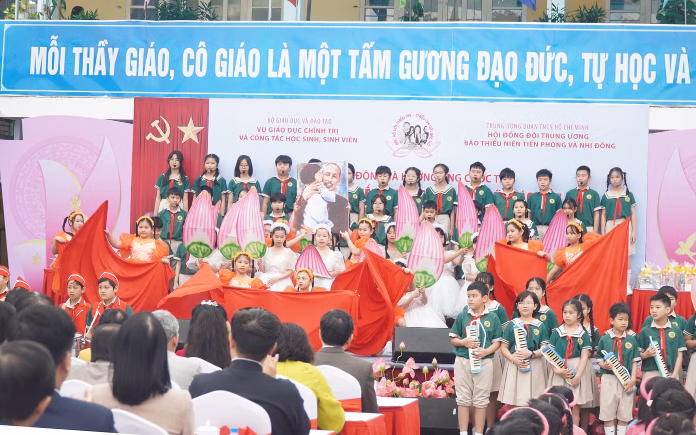 Hoạt động văn nghệ sôi nổi của học sinh Trường tiểu học Quang Trung (Huế) nhân lễ phát động cuộc thi "Bác Hồ với thiếu nhi - Thiếu nhi với Bác Hồ" năm học 2024 - 2025. Hoạt động văn nghệ sôi nổi của học sinh Trường tiểu học Quang Trung (Huế) nhân lễ phát động cuộc thi "Bác Hồ với thiếu nhi - Thiếu nhi với Bác Hồ" năm học 2024 - 2025.