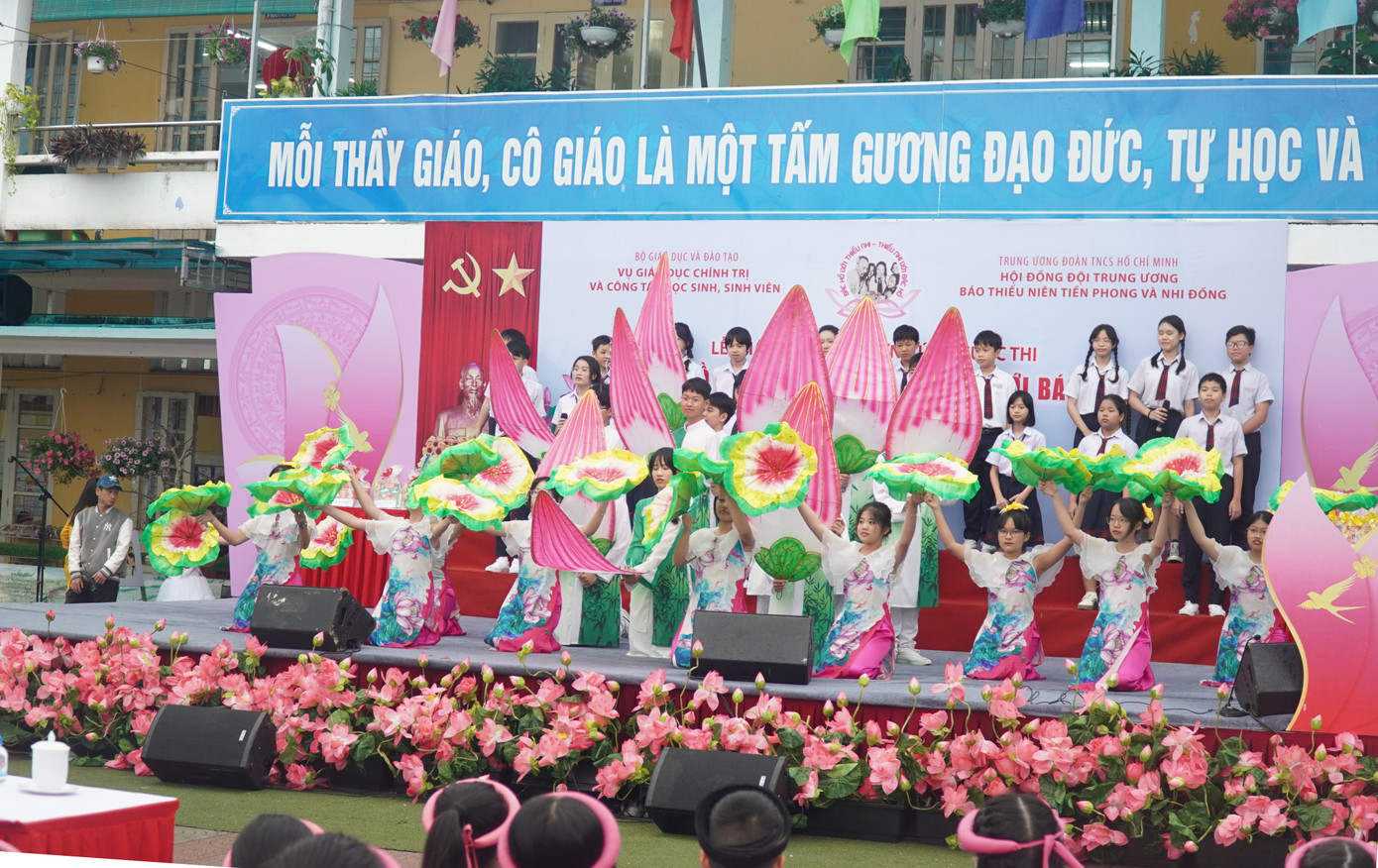 Hoạt động văn nghệ sôi nổi của học sinh Trường tiểu học Quang Trung (Huế) nhân lễ phát động cuộc thi "Bác Hồ với thiếu nhi - Thiếu nhi với Bác Hồ" năm học 2024 - 2025. Hoạt động văn nghệ sôi nổi của học sinh Trường tiểu học Quang Trung (Huế) nhân lễ phát động cuộc thi "Bác Hồ với thiếu nhi - Thiếu nhi với Bác Hồ" năm học 2024 - 2025.