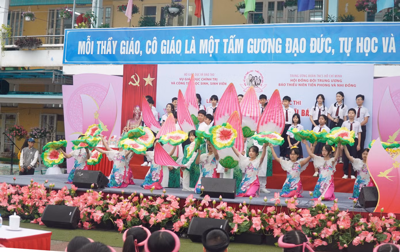 Hoạt động văn nghệ sôi nổi của học sinh Trường tiểu học Quang Trung (Huế) nhân lễ phát động cuộc thi "Bác Hồ với thiếu nhi - Thiếu nhi với Bác Hồ" năm học 2024 - 2025. Hoạt động văn nghệ sôi nổi của học sinh Trường tiểu học Quang Trung (Huế) nhân lễ phát động cuộc thi "Bác Hồ với thiếu nhi - Thiếu nhi với Bác Hồ" năm học 2024 - 2025.