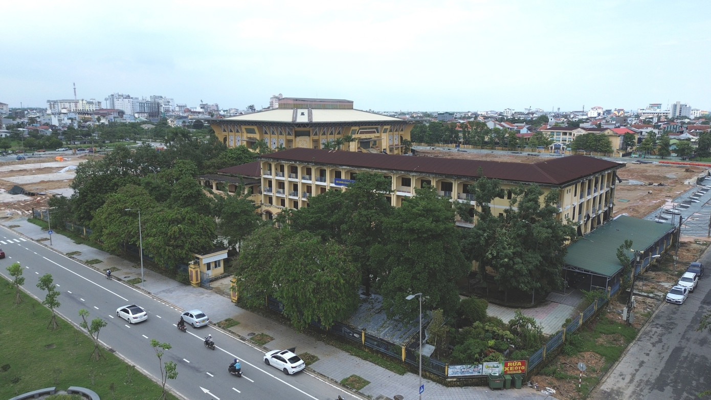 Theo ông Hồ Đắc Quang - Giám đốc Trung tâm HL&amp;TĐTT tỉnh TT-Huế, cán bộ, nhân viên, huấn luyện viên, vận động viên của đơn vị rất đồng tình chủ trương di dời trung tâm để giao mặt bằng đầu tư xây dựng quảng trường văn hóa thể thao tỉnh. Tuy nhiên, do đặc thù huấn luyện, tập luyện, thi đấu thể thao, nên các thành viên của trung tâm mong muốn sớm được di dời, bố trí nơi hoạt động ăn ở, nghỉ ngơi, tập luyện phù hợp để ổn định hoạt động, hướng đến đảm bảo duy trì kết quả, thành tích thi đấu cấp tỉnh và quốc gia của đơn vị. Trung tâm hiện có 240 vận động viên, 22 cán bộ, nhân viên hành chính, huấn luyện viên. Ảnh: Thế Nghĩa