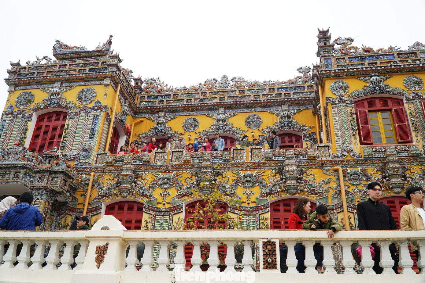 Mới đây, điện Kiến Trung - ngôi điện độc đáo bậc nhất Hoàng thành - Đại nội Huế vừa hoàn thành trùng tu và mở cửa đón khách tham quan. Một trong những hình vật, linh vật trang trí, tạo khảm phổ biến tại cung điện này là rồng.