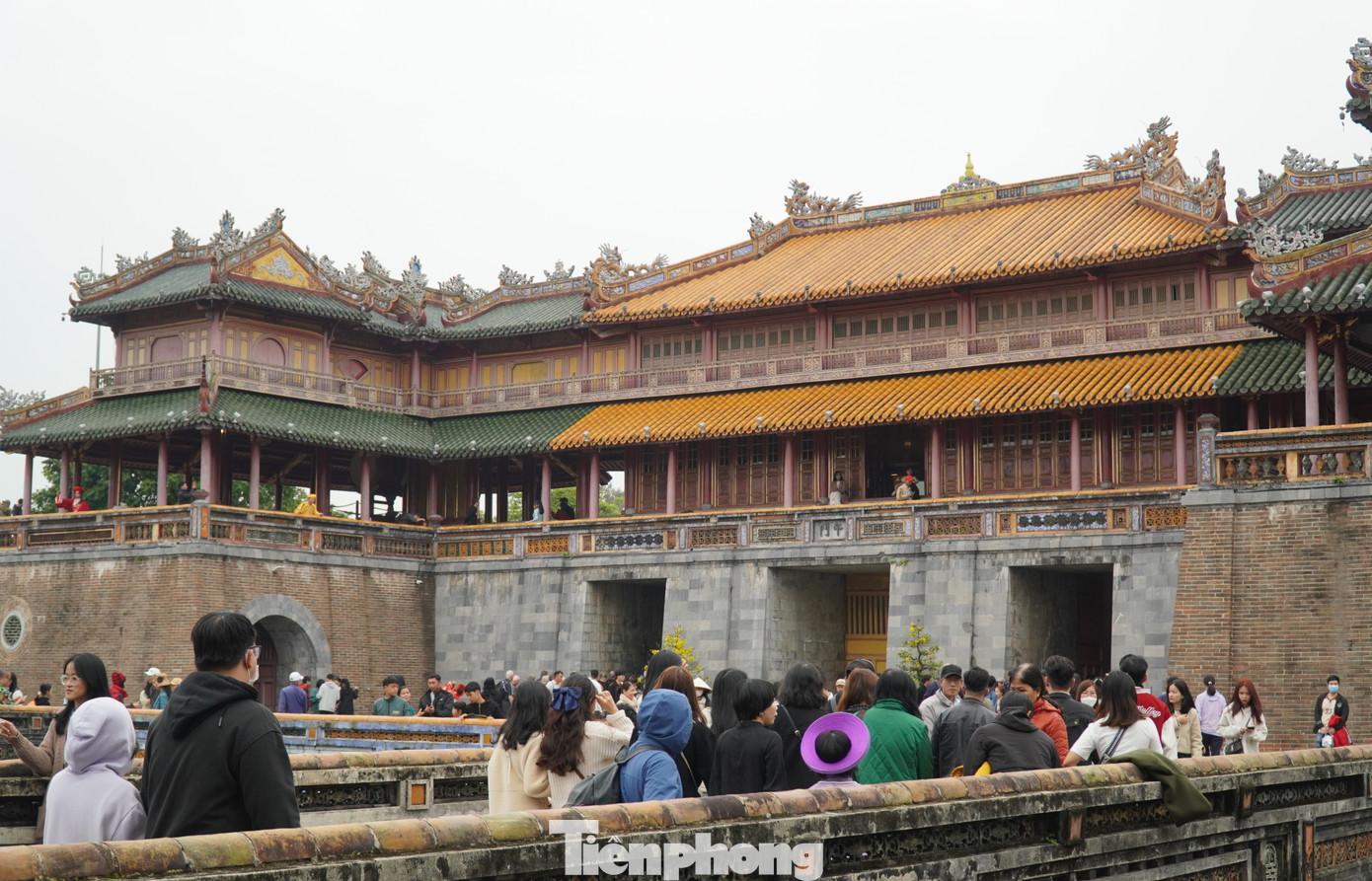 Từ sáng, ngoài đường 23 tháng Tám đến khu vực Quảng trường Ngọ môn dẫn vào Đại nội Huế, nhiều du khách, người dân đã về đây để tham quan, khám phá những nét độc đáo, đặc sắc của thành quách, cung điện, lầu son gác tía cổ xưa của triều Nguyễn.