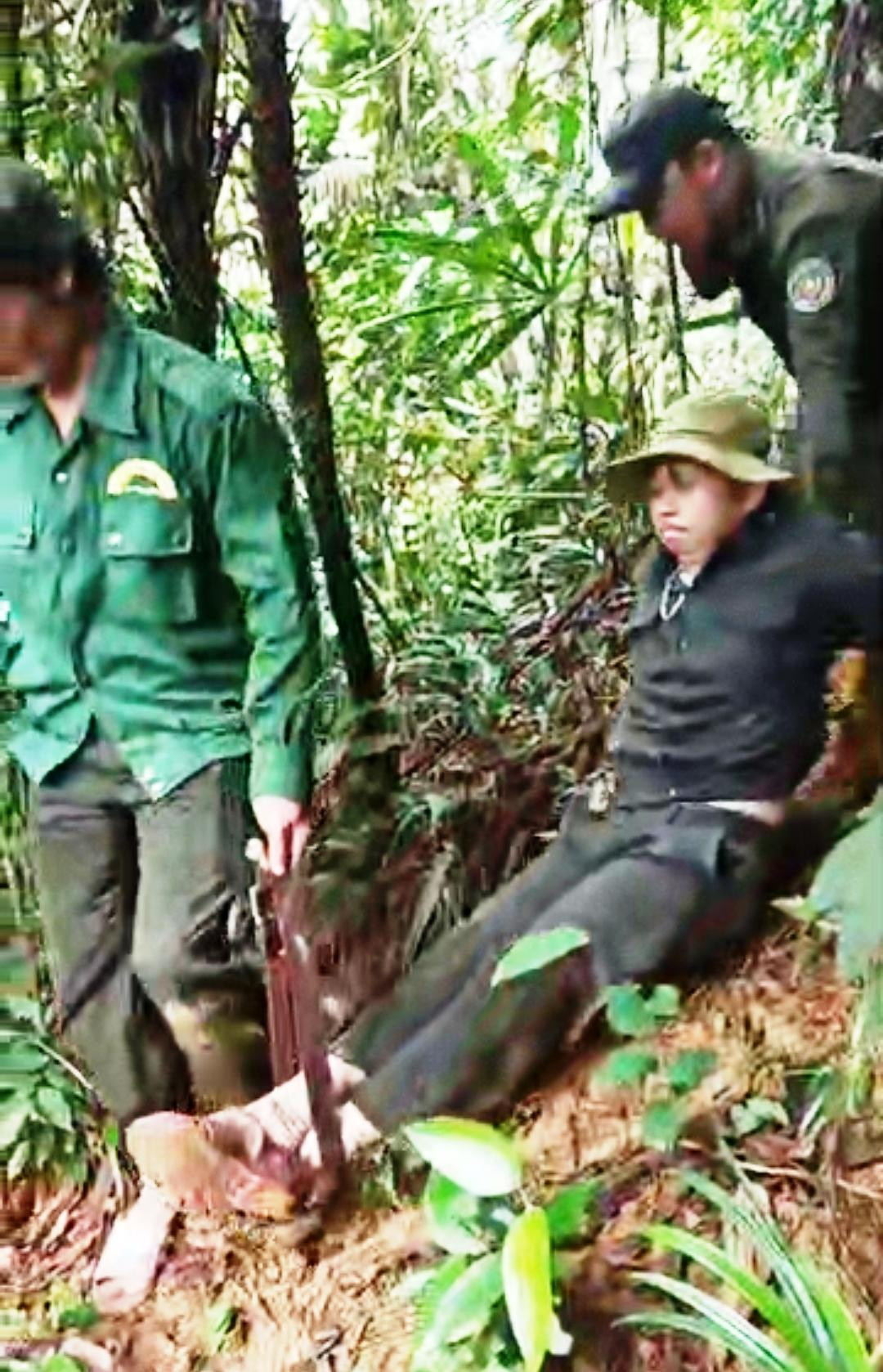 Phải mất 6 giờ đồng hồ chịu đựng đau đớn, ông Phú đã được đồng nghiệp hỗ trợ rời rừng bằng hai tay để đi cấp cứu (ảnh cắt từ clip).