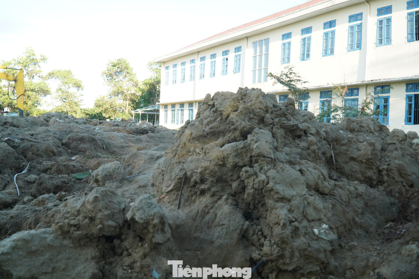 Điều đáng nói, thay vì tập kết vào vị trí bảo đảm vệ sinh môi trường để xử lý theo quy định, hàng nghìn m3 đất, cát hỗn hợp lẫn đầy tạp chất bốc mùi thối này được tận dụng để nâng nền khuôn viên Trường tiểu số Phú Thượng 1, khu vực thấp trũng thuộc tổ dân phố Tây Trì Nhơn (phường Phú Thượng) và sân bóng của phường.