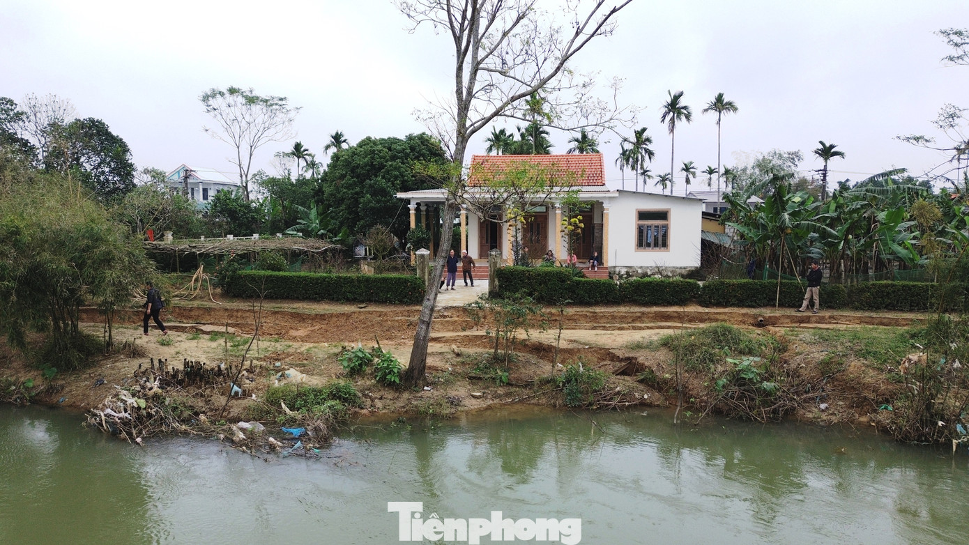 Trước tình trạng nguy hiểm này, lãnh đạo huyện Quảng Điền cùng các cơ quan chức năng đã về kiểm tra, đánh giá mức độ ảnh hưởng của sạt lở để có hướng khắc phục trước mắt, nhằm đảm bảo an toàn cho các hộ dân. Trước tình trạng nguy hiểm này, lãnh đạo huyện Quảng Điền cùng các cơ quan chức năng đã về kiểm tra, đánh giá mức độ ảnh hưởng của sạt lở để có hướng khắc phục trước mắt, nhằm đảm bảo an toàn cho các hộ dân.