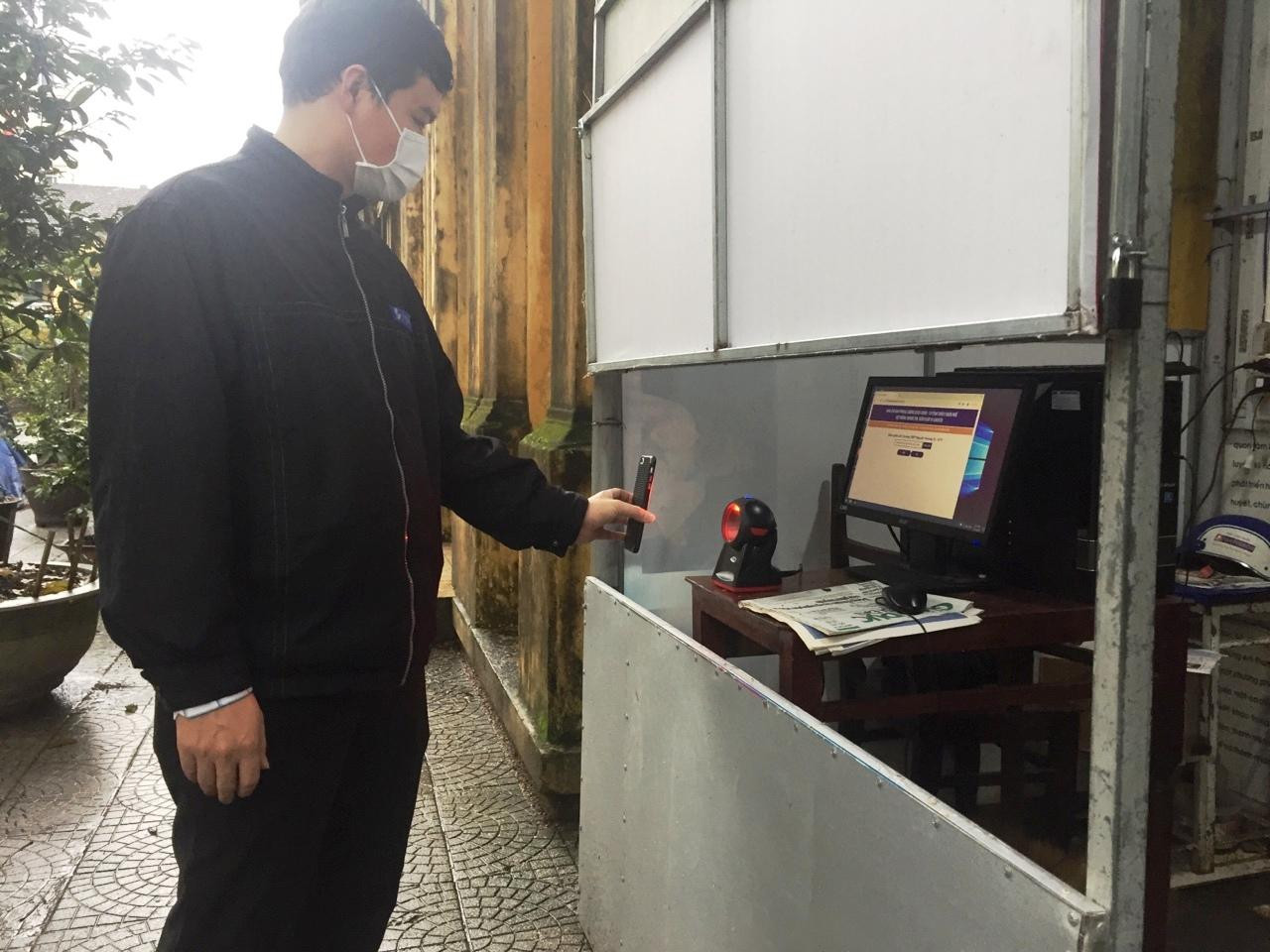 Thầy, trò Trường THPT Nguyễn Trường Tộ, Huế, quét mã QR-Code bắt buộc trước khi dạy, học Thầy, trò Trường THPT Nguyễn Trường Tộ, Huế, quét mã QR-Code bắt buộc trước khi dạy, học