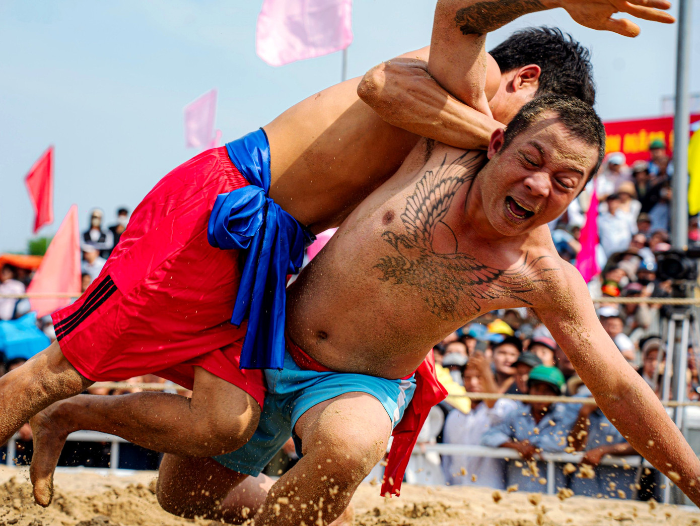 Đô vật giành chức vô địch nhận được cúp, huy chương, cờ, tiền thưởng của ban tổ chức và mâm cau trầu truyền thống của làng văn hóa Lại Ân, xã Phú Mậu. Ảnh: Đình Hoàng Đô vật giành chức vô địch nhận được cúp, huy chương, cờ, tiền thưởng của ban tổ chức và mâm cau trầu truyền thống của làng văn hóa Lại Ân, xã Phú Mậu. Ảnh: Đình Hoàng