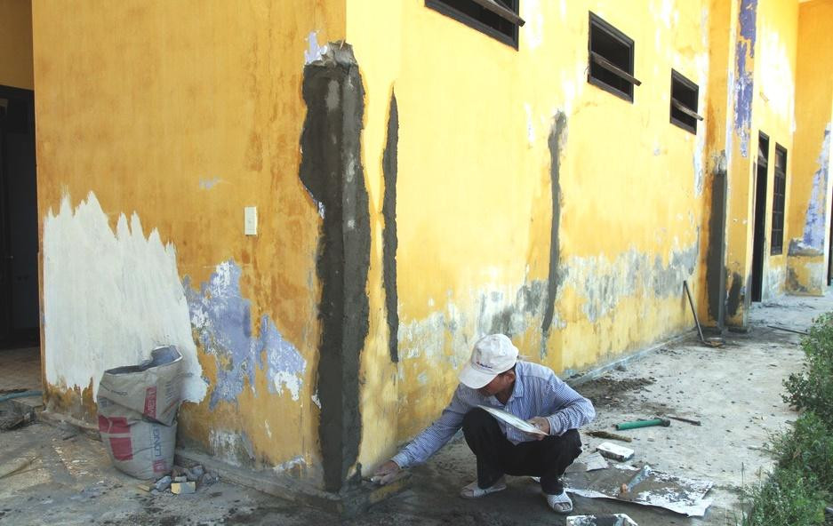 Cụ thể, quá trình triển khai dự án vướng giải phóng mặt bằng thi công; việc khảo sát thiết kế chưa chính xác về trữ lượng nguồn vật liệu; theo quyết định đầu tư thời gian thực hiện là 3 năm, nhưng việc bố trí vốn dàn trải… dẫn đến ảnh hưởng tiến độ, hiệu quả thực hiện dự án.