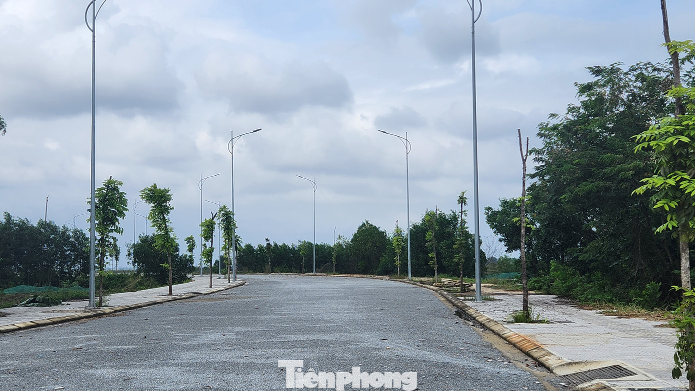 Hạ tầng kỹ thuật trên công trình đường giao thông vành đai phía đông xã Lộc Sơn đã hoàn thiện từ mặt đường, điện chiếu sáng, hệ thống thoát nước đến cây xanh, vỉa hè…