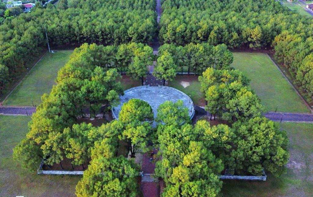 Quan niệm thời xưa cho rằng vua là Thiên tử (con trời) nên chỉ có vua mới được quyền cúng tế trời đất, cầu cho mưa thuận gió hòa, quốc thái dân an, tạ ơn trời đất. Lễ Tế Giao đầu tiên dưới thời Nguyễn được tổ chức năm 1807 và từ đó trở đi được tổ chức vào mùa xuân hàng năm. Đến thời Thành Thái, vào năm 1907, thì đổi lại 3 năm một lần. Trong ảnh: Toàn cảnh đàn Nam Giao nhìn từ trên cao. Ảnh: VnExpress