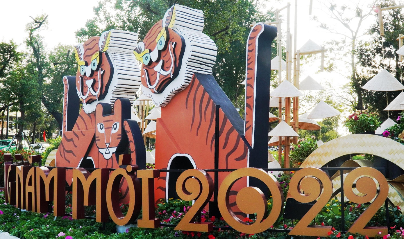 Gia đình hổ được tạo hình theo lối cách điệu, có tông màu sẫm dễ chịu; không lòe loẹt và theo motif na ná nhau như ở nhiều tỉnh, thành.