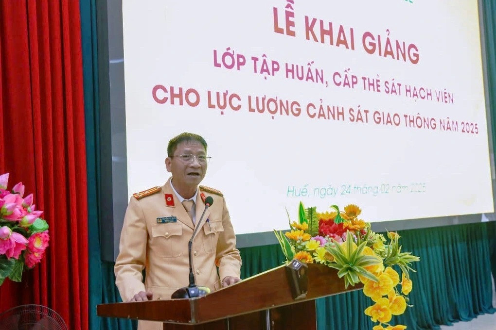 Tập huấn, cấp thẻ sát hạch viên cho lực lượng cảnh sát giao thông Công an TP Huế.