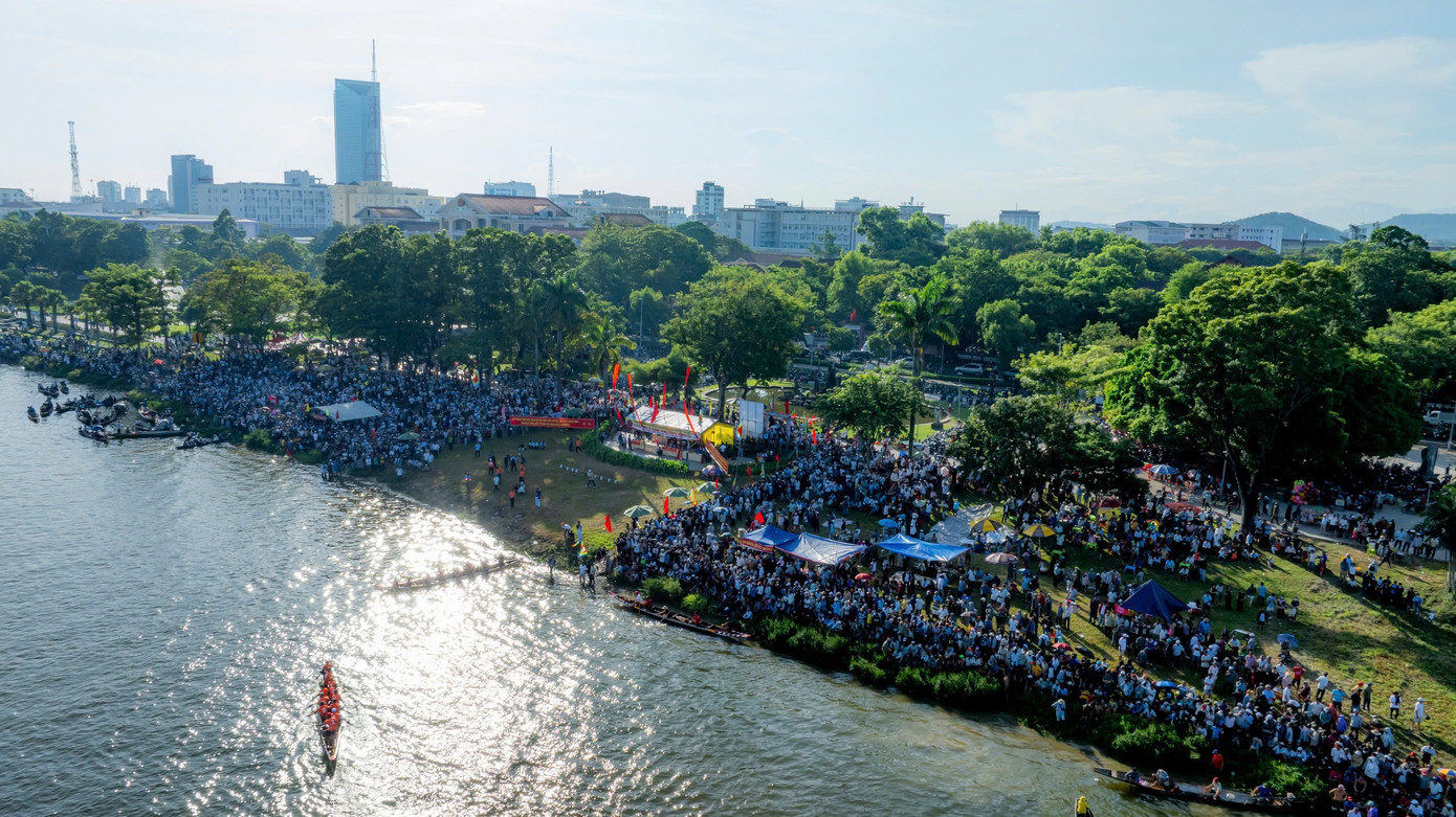 Bờ sông Hương đông nghịt người cổ vũ giải đua. Ảnh: Đình Hoàng