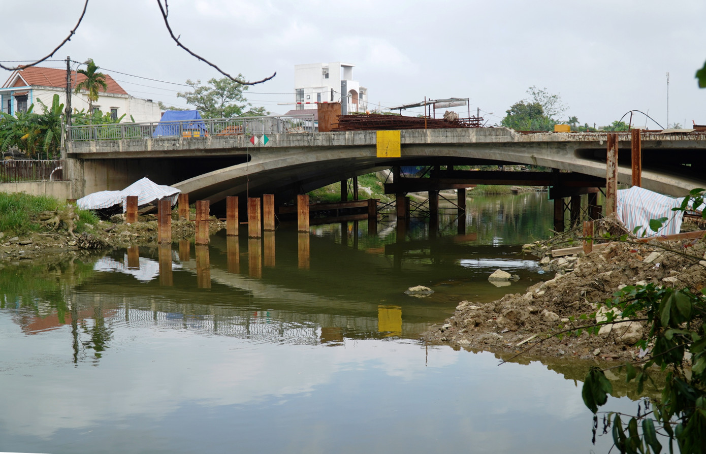 Điều đáng nói, sau nhiều năm xây dựng, cây cầu xây dựng với tiến độ ì ạch như một khối bê tông khổng lồ “treo” giữa sông Lợi Nông. Hai đầu cầu vẫn chưa có đường dẫn để kết nối đưa vào sử dụng công trình giao thông tiêu tốn ngân sách hàng chục tỷ đồng này. Mặt cầu hiện có cao trình chênh hơn tuyến đường hiện hữu hai bên sông đến nhiều mét.