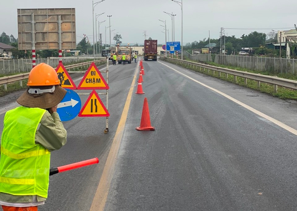 Vừa thi công, vừa bảo đảm điều tiết phân luồng lưu thông xe cộ an toàn, thông suốt.