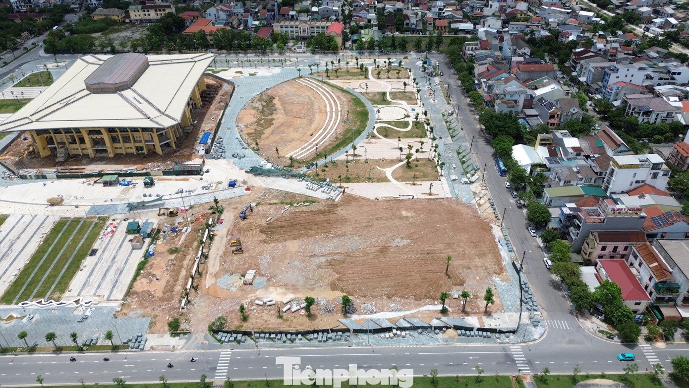 Theo thiết kế, diện tích nhà thi đấu được mở rộng từ hơn 11.900m2 lên 19.500m2, bổ sung khu khán đài rộng 720m2. Phần hạ tầng quảng trường được chia làm 3 khu chức năng chính, với diện tích hơn 7ha, gồm khu công trình công cộng, đất cây xanh, sân đường, bãi đỗ xe; hệ thống kỹ thuật điện, nước và chiếu sáng. Theo thiết kế, diện tích nhà thi đấu được mở rộng từ hơn 11.900m2 lên 19.500m2, bổ sung khu khán đài rộng 720m2. Phần hạ tầng quảng trường được chia làm 3 khu chức năng chính, với diện tích hơn 7ha, gồm khu công trình công cộng, đất cây xanh, sân đường, bãi đỗ xe; hệ thống kỹ thuật điện, nước và chiếu sáng.