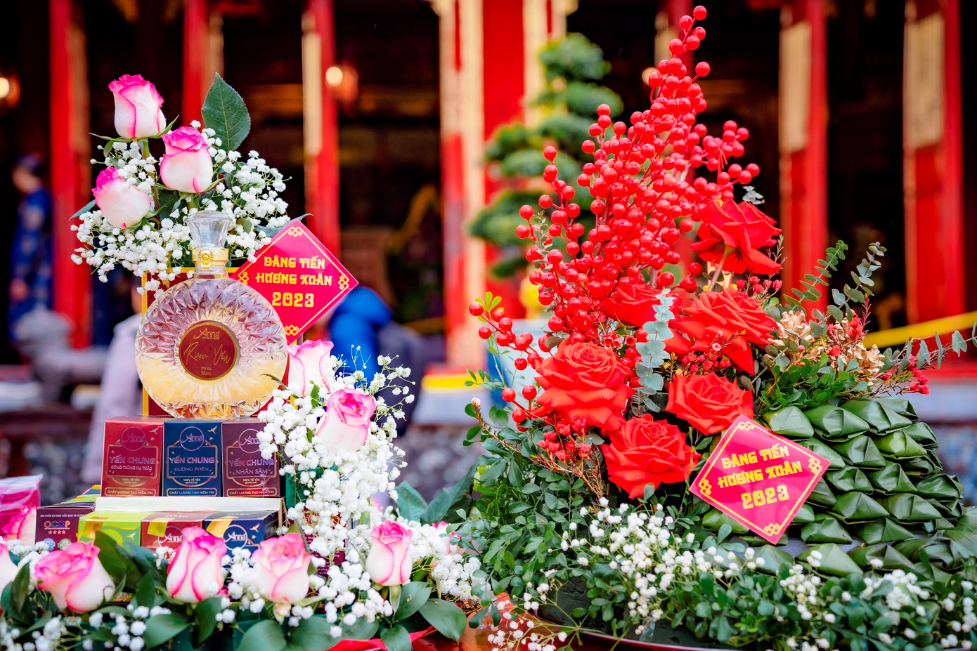 Tại chương trình, nhiều sản phẩm đặc sắc, tiêu biểu của các địa phương được lựa chọn để làm lễ rước phong vị và dâng tiến như bánh chưng, trà sen xứ Huế (phường Tây Lộc), mứt gừng mật ong Kim Long (phường Kim Long), bánh in (phường Hương Long), bánh ít trắng (phường Thủy Vân, phường Hương Sơ), bánh phu thê ít đen (phường Thuận Hòa), hoa quả sấy lạnh (phường Vĩnh Ninh, TP Huế)… Ảnh: Đình Hoàng.