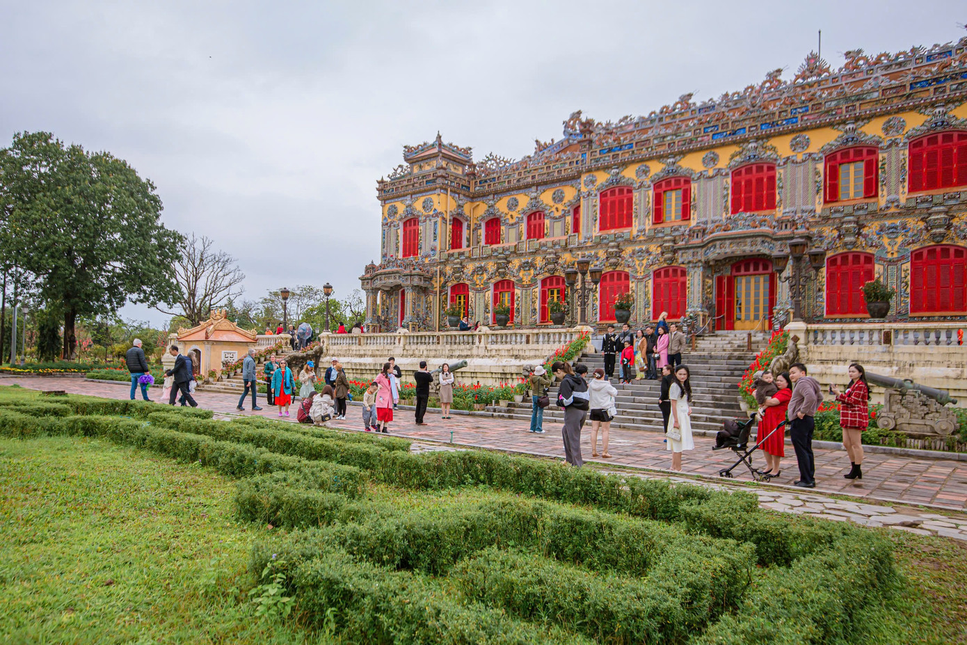 Du khách tham quan điện Kiến Trung bên trong Hoàng thành Huế. Du khách tham quan điện Kiến Trung bên trong Hoàng thành Huế.