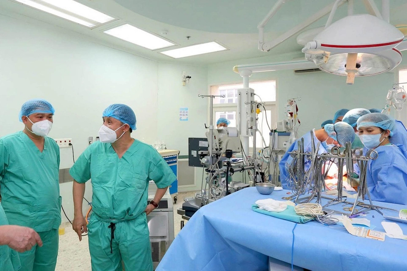 Ê kíp ghép tim tại Bệnh viện Trung ương Huế. Ảnh: NTX