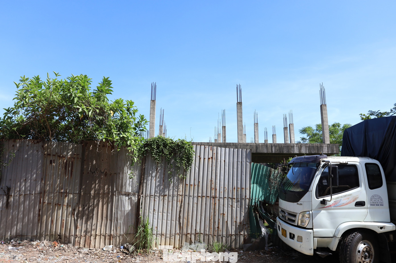 Đến nay, khu đất tại dự án “nửa vời” này đã được UBND TP Huế ra quyết định thu hồi và giao cho Trung tâm Phát triển quỹ đất thành phố quản lý. Tuy nhiên, hiện nhà đầu tư cũ là Công ty TNHH Hoàng Phú vẫn chưa bàn giao mặt bằng, khiến việc xử lý tài sản và tái kêu gọi đầu tư cũng như khởi động dự án mới tiếp tục bị đình trệ.