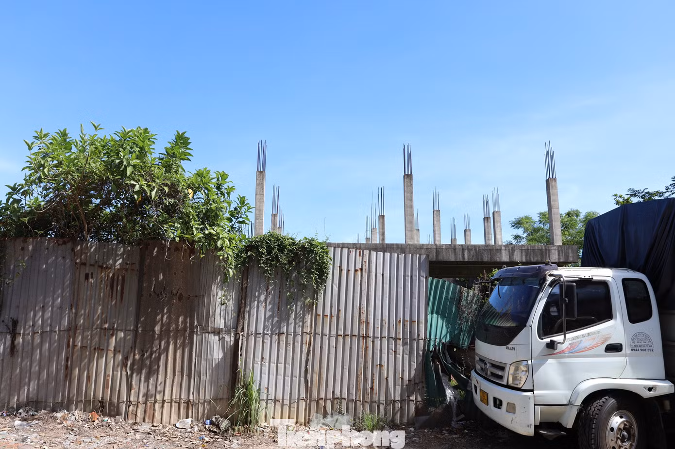 Đến nay, khu đất tại dự án “nửa vời” này đã được UBND TP Huế ra quyết định thu hồi và giao cho Trung tâm Phát triển quỹ đất thành phố quản lý. Tuy nhiên, hiện nhà đầu tư cũ là Công ty TNHH Hoàng Phú vẫn chưa bàn giao mặt bằng, khiến việc xử lý tài sản và tái kêu gọi đầu tư cũng như khởi động dự án mới tiếp tục bị đình trệ.