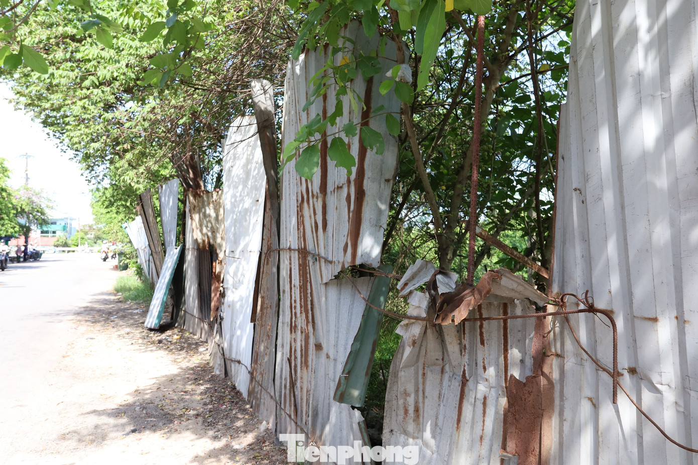 Đến nay, khu đất tại dự án “nửa vời” này đã được UBND TP Huế ra quyết định thu hồi và giao cho Trung tâm Phát triển quỹ đất thành phố quản lý. Tuy nhiên, hiện nhà đầu tư cũ là Công ty TNHH Hoàng Phú vẫn chưa bàn giao mặt bằng, khiến việc xử lý tài sản và tái kêu gọi đầu tư cũng như khởi động dự án mới tiếp tục bị đình trệ.