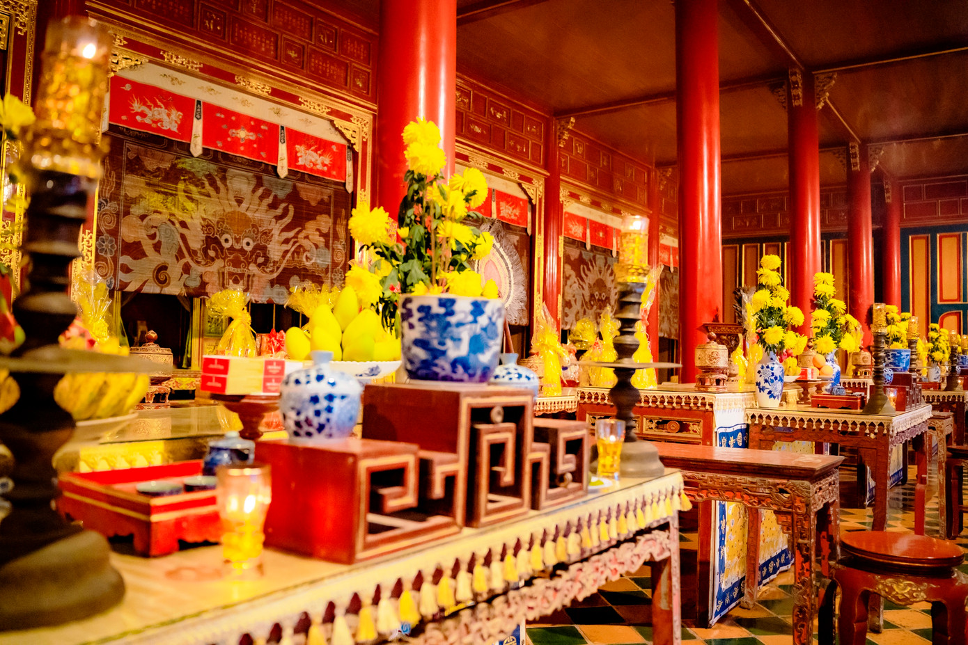 Những sản vật dâng cúng tại nơi thờ các vị vua Nguyễn ở Thế miếu. Ảnh: Đình Hoàng.