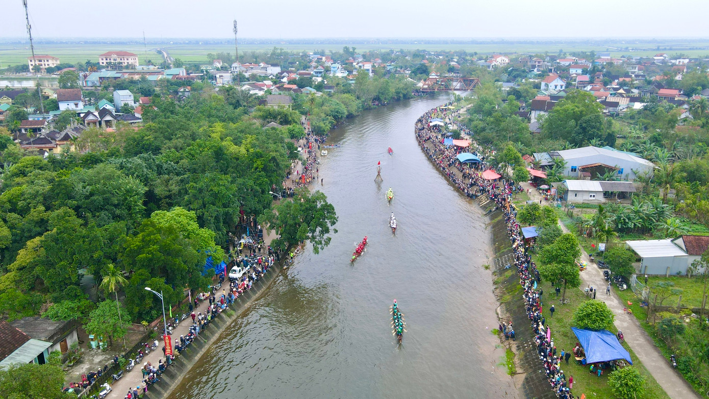 Hội đua trải sông Vực là hoạt động văn hóa thể thao diễn ra trên sông nước đầu năm mang tính hấp dẫn bậc nhất xứ Huế, thu hút hàng nghìn khán giả đến cổ vũ, động viên, chứng kiến những màn tranh tài gây cấn.
