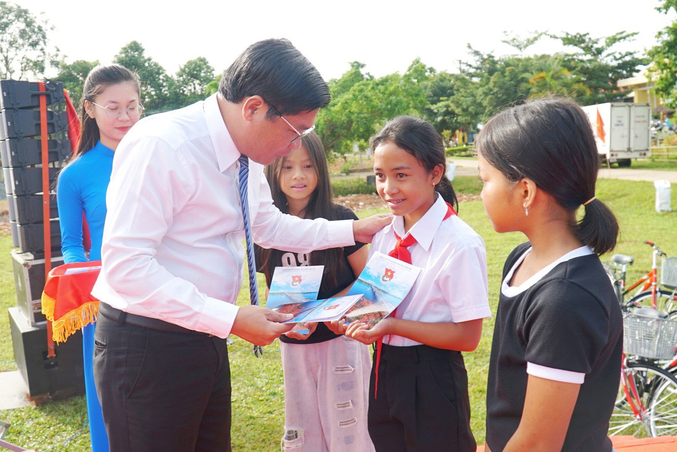 Trao học bổng cho học sinh vùng cao A Lưới.