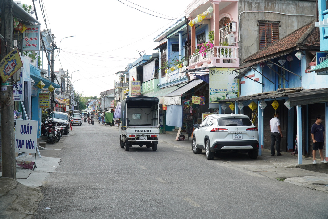 Trong một hội thảo gần đây, TS. Phan Tiến Dũng - Chủ tịch Hội Khoa học Lịch sử tỉnh TT-Huế - nhìn nhận, phố cổ Gia Hội và phố cổ Bao Vinh là yếu tố quan trọng kết nối các giai đoạn hình thành đô thị Huế cho đến ngày nay. Dù tỉnh TT-Huế ban hành quy hoạch bảo tồn, phát huy giá trị phố cổ Bao Vinh, nhưng việc thực hiện gặp nhiều khó khăn, vướng mắc và chưa hiệu quả. Ảnh: Ngọc Văn.