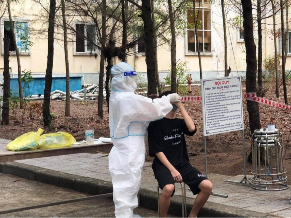 Kiểm tra sức khỏe trước khi vào khu cách ly tập trung của xã