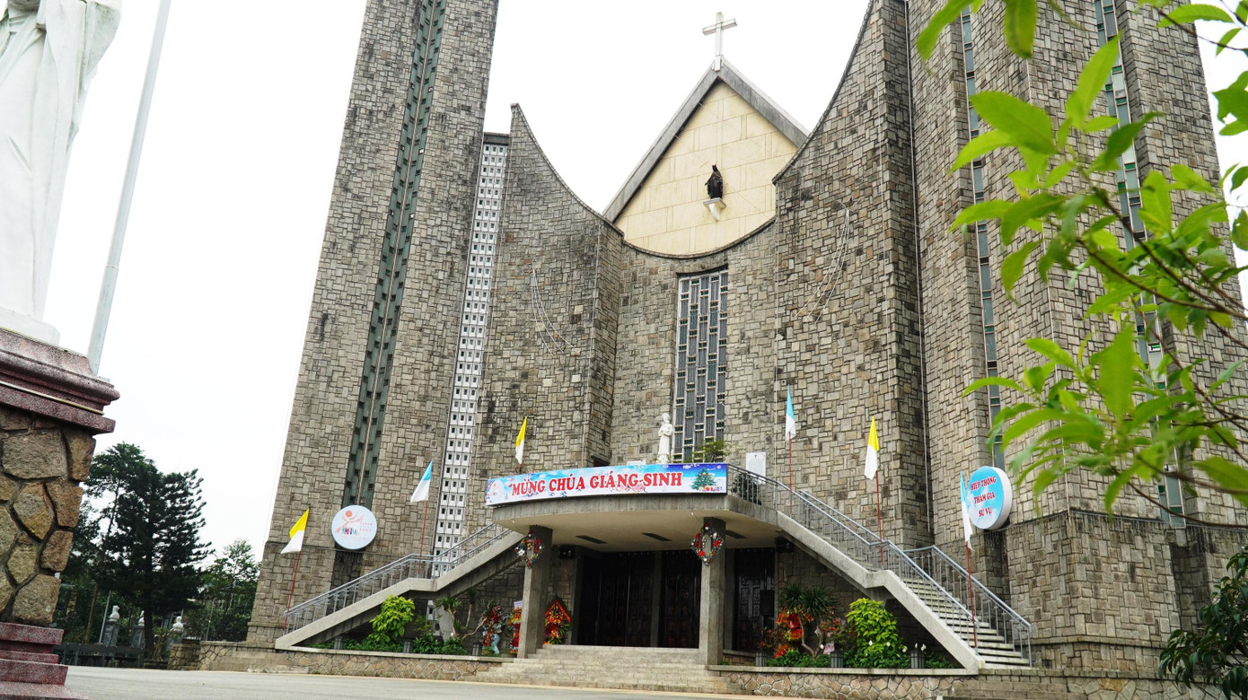 Phía trước nhà thờ Phủ Cam chiều 24/12.