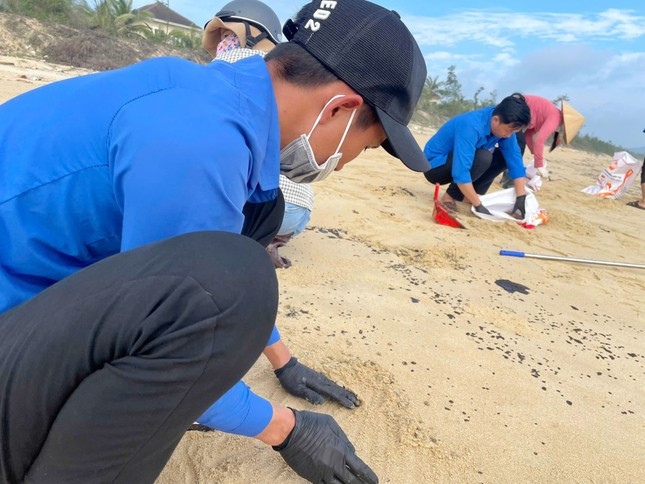 Lực lượng đoàn viên, thanh niên địa phương phối hợp cơ quan chức năng TP. Huế thu gom dầu vón cục tại khu vực ven biển huyện Phú Lộc. Lực lượng đoàn viên, thanh niên địa phương phối hợp cơ quan chức năng TP. Huế thu gom dầu vón cục tại khu vực ven biển huyện Phú Lộc.