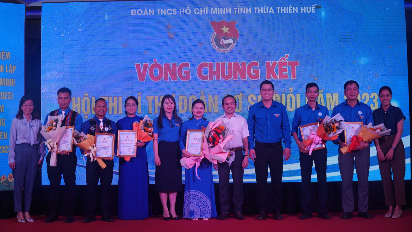 Các thí sinh đoạt giải chụp hình lưu niệm với lãnh đạo Tỉnh Đoàn TT-Huế và ban giám khảo hội thi.