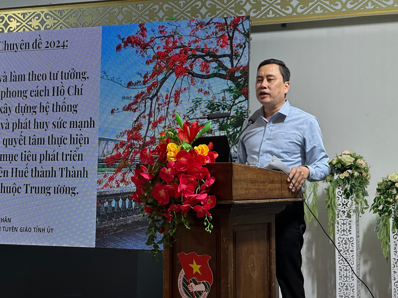 Báo cáo viên trao đổi các chuyên đề về học tập và làm theo tư tưởng, đạo đức, phong cách Hồ Chí Minh.